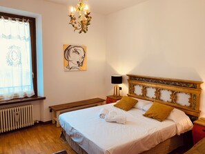 1 sovrum, skrivbord, strykjärn/strykbräda och gratis wi-fi