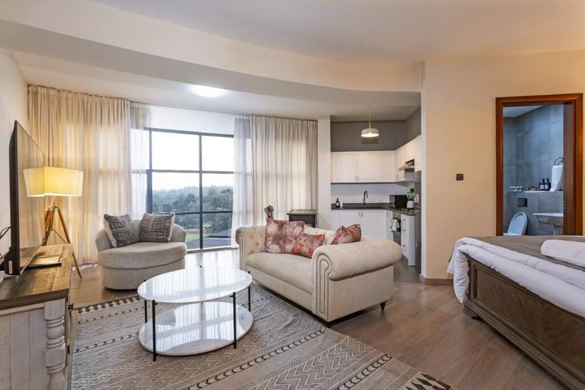 Hypo-allergenic bedding, desk, free WiFi