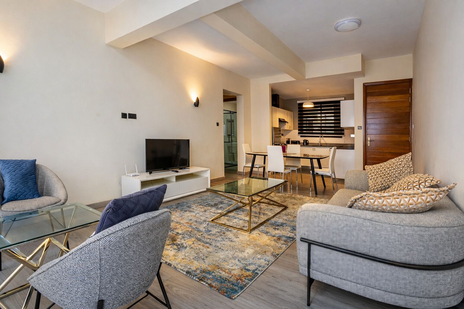 经典开间套房 | 起居区 | 电视