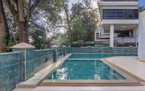 Una piscina al aire libre