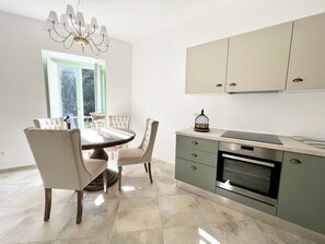 Fridge, oven, stovetop, dishwasher