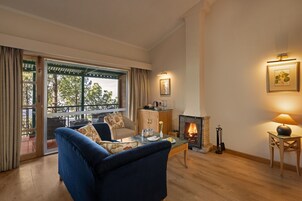 Cottage Premium, 1 letto matrimoniale, balcone, vista valle | Area soggiorno | TV LED 43 pollici con canali via cavo