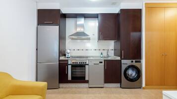 Kühlschrank, Mikrowelle, Ofen, Geschirrspüler