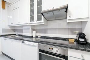 Fridge, microwave, oven, dishwasher - Encantador Piso con Parking (Vigo)