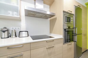 Frigorífico, microondas, horno y placa de cocina
