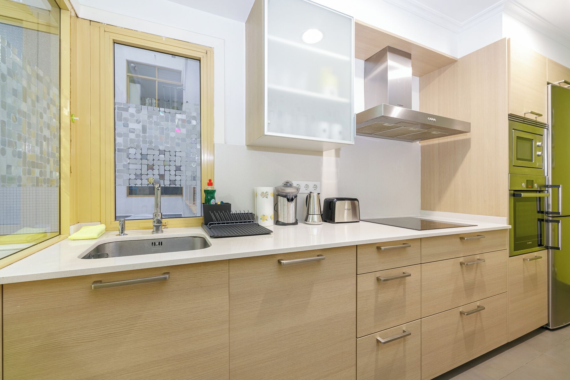 Kühlschrank, Mikrowelle, Ofen, Herdplatte