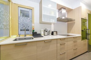 Kjøleskap, mikrobølgeovn, ovn og kokeplater