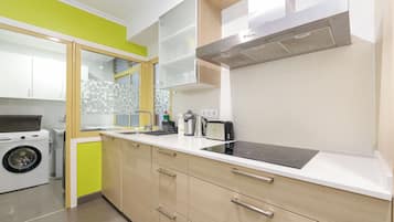 Frigorífico, microondas, horno y placa de cocina