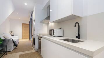 Een koelkast, een microgolfoven, een oven, een kookplaat