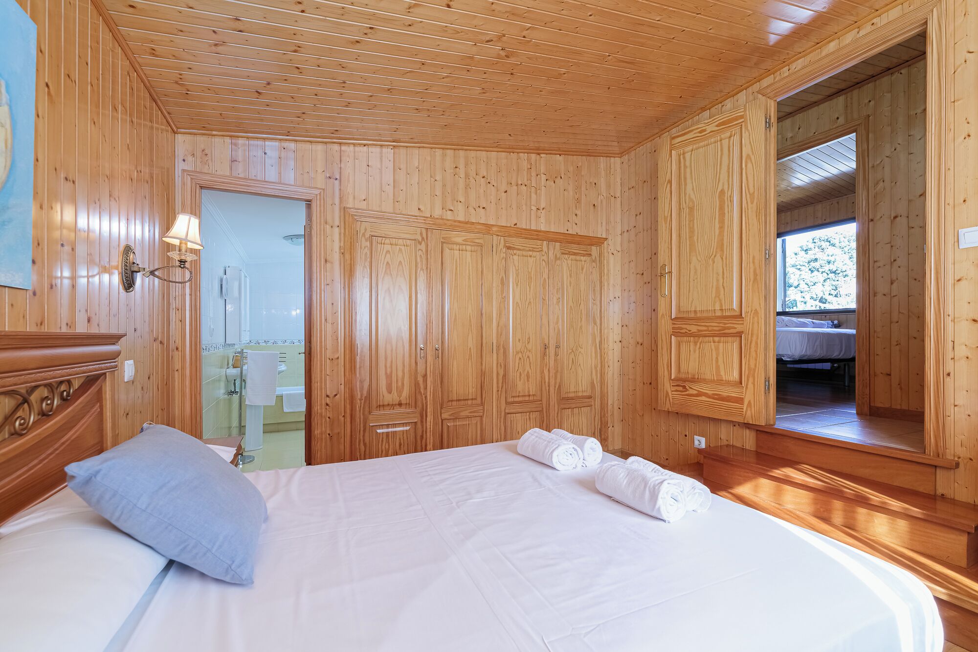 3 habitaciones, tabla de planchar con plancha, wifi y ropa de cama 