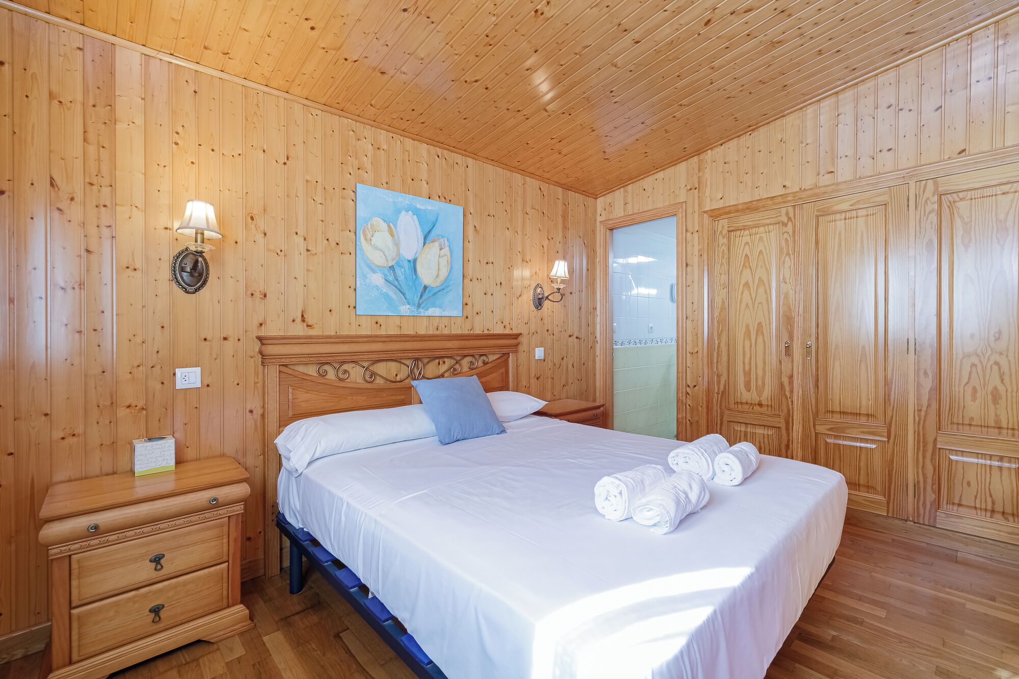 3 slaapkamers, een strijkplank/strijkijzer, wifi, beddengoed