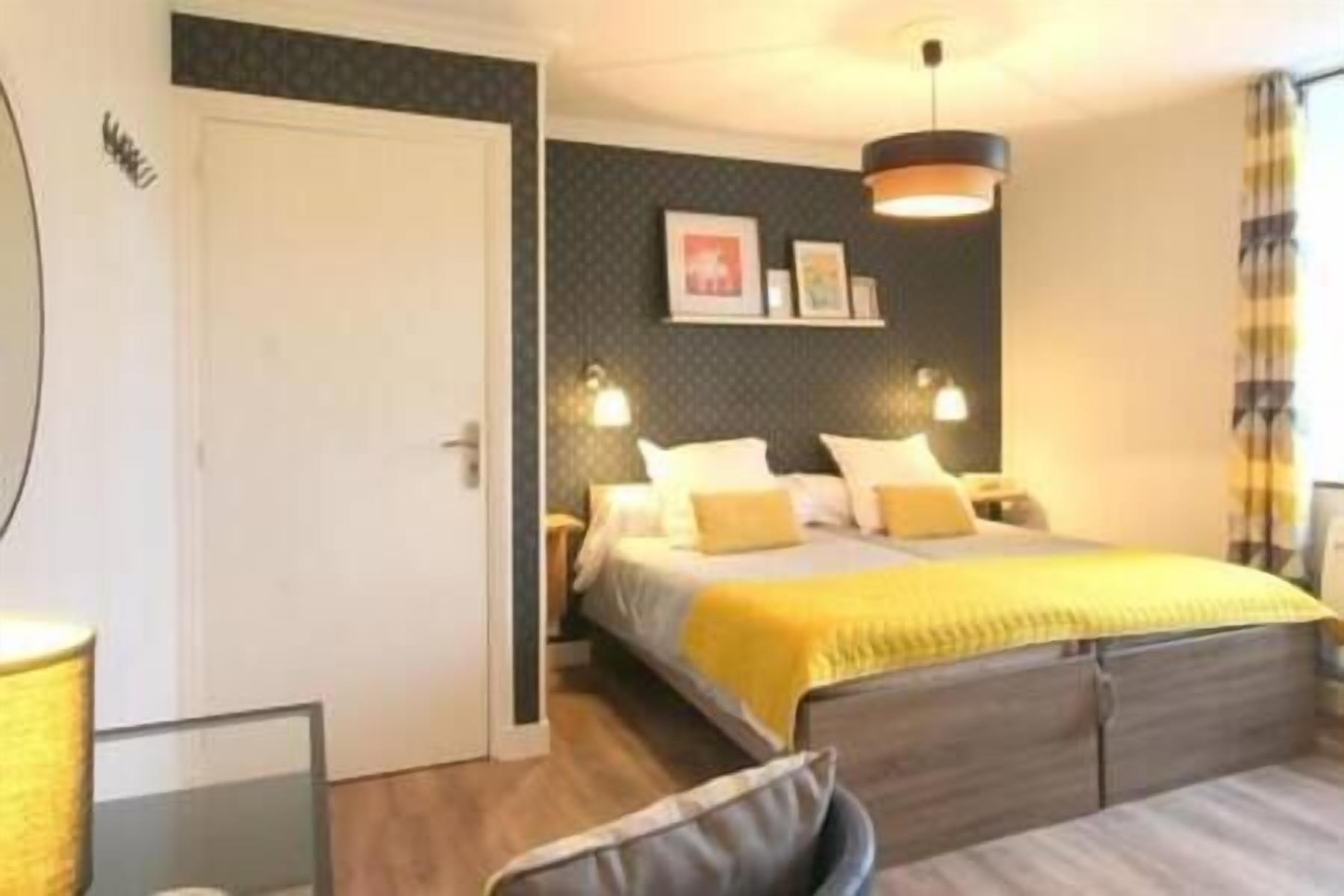 6 bedrooms, iron/ironing board, travel crib, internet