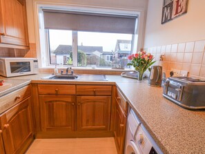 ثلاجة، غلّاية كهربائية، محمصة خبز، مستلزمات طهي/أطباق/أوعية