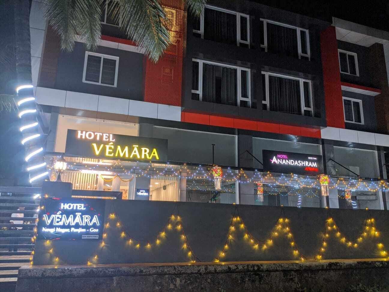 Ein Hotel namens "Hotel Vemara" mit einer modernen Fassade, zahlreichen Fenstern und einem Schild, das angibt, dass es sich in Goa befindet.