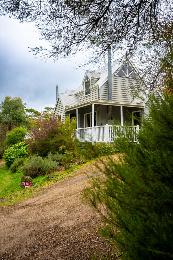 Exterior - The Loft (fire+spa in centre of Hepburn Springs) (Hepburn Springs)