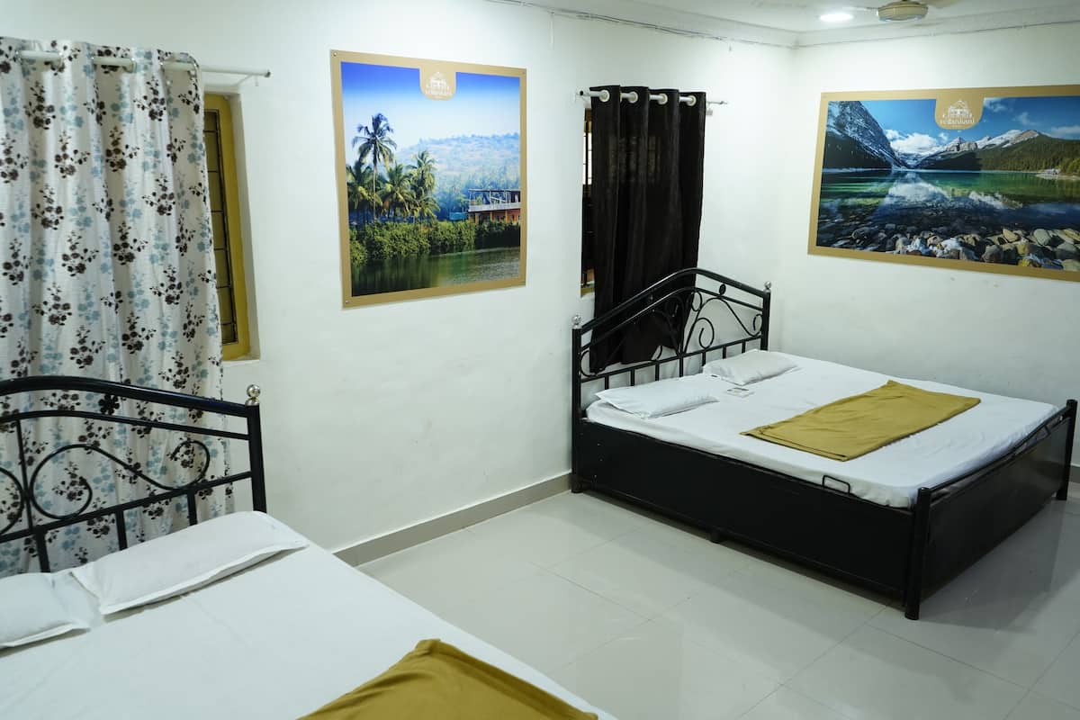 Une chambre à coucher avec un lit, une fenêtre avec des rideaux et deux tableaux encadrés accrochés au mur.