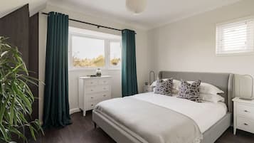 3 bedrooms, iron/ironing board, WiFi, bed sheets