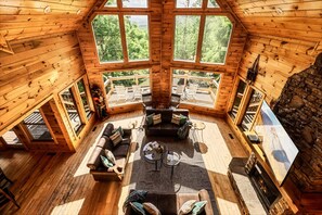 TV connectée, cheminée, jeux vidéo, baby-foot