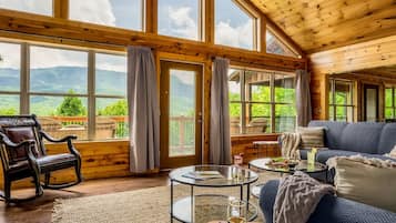 Smart-TV, Kamin, Videospiele, Tischfußball