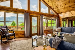 TV connectée, cheminée, jeux vidéo, baby-foot