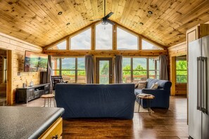 TV connectée, cheminée, jeux vidéo, baby-foot