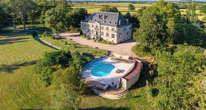 Château de Veullerot, with its ponds in the heart of Burgundy