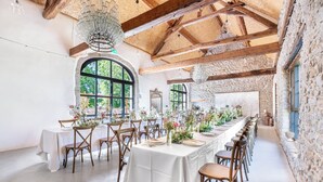 A long dining table with white tablecloths, wooden chairs, and floral centerpieces. - Château de Veullerot, with its ponds in the heart of Burgundy (Liernais)
