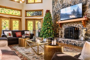 Smart-TV, Kamin, Videospiele, Tischfußball