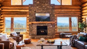 Una Smart TV, una chimenea, videojuegos, un futbolín