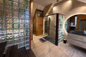 Bañera y ducha independientes, bañera profunda