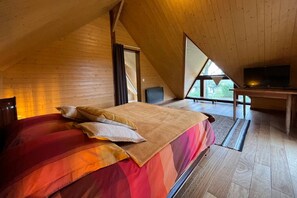 1 bedroom, blackout curtains, iron/ironing board, free WiFi -  L’Atelier, cosy et moderne & terrasse avec jacuzzi (Rives-du-Loir-en-Anjou)