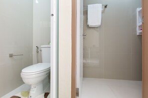 Douche, séchoir  à cheveux, bidet, serviettes fournies