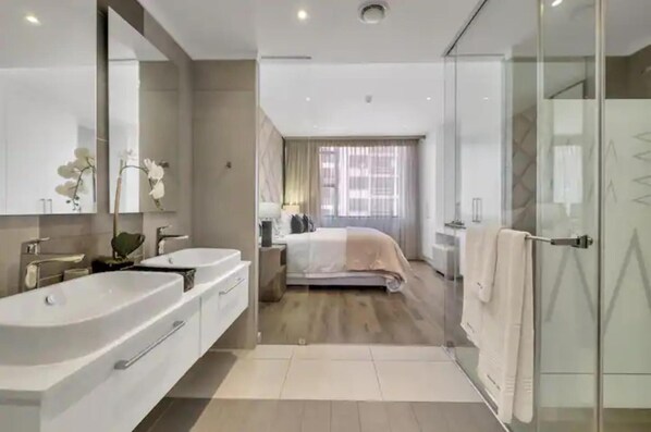 Apartment, 2 Bedrooms, Accessible, Balcony | Bathroom