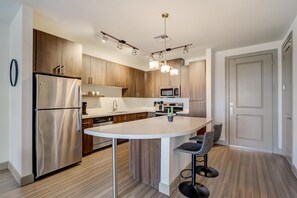 Fridge, microwave, oven, stovetop - Modern CozySuites on the Town Lake waterfront! 17 (Tempe)