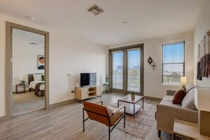 Televisión y oficina 