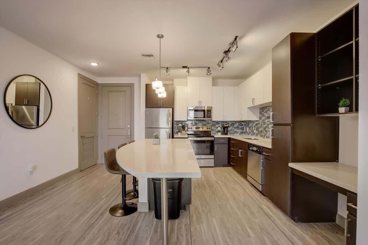 冷蔵庫、電子レンジ、オーブン、コンロ