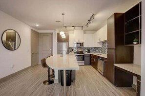 Kylskåp, mikrovågsugn, ugn och spishäll