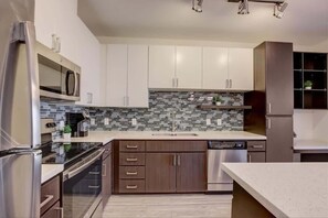 Refrigerador, microondas, horno y parrilla de estufa 