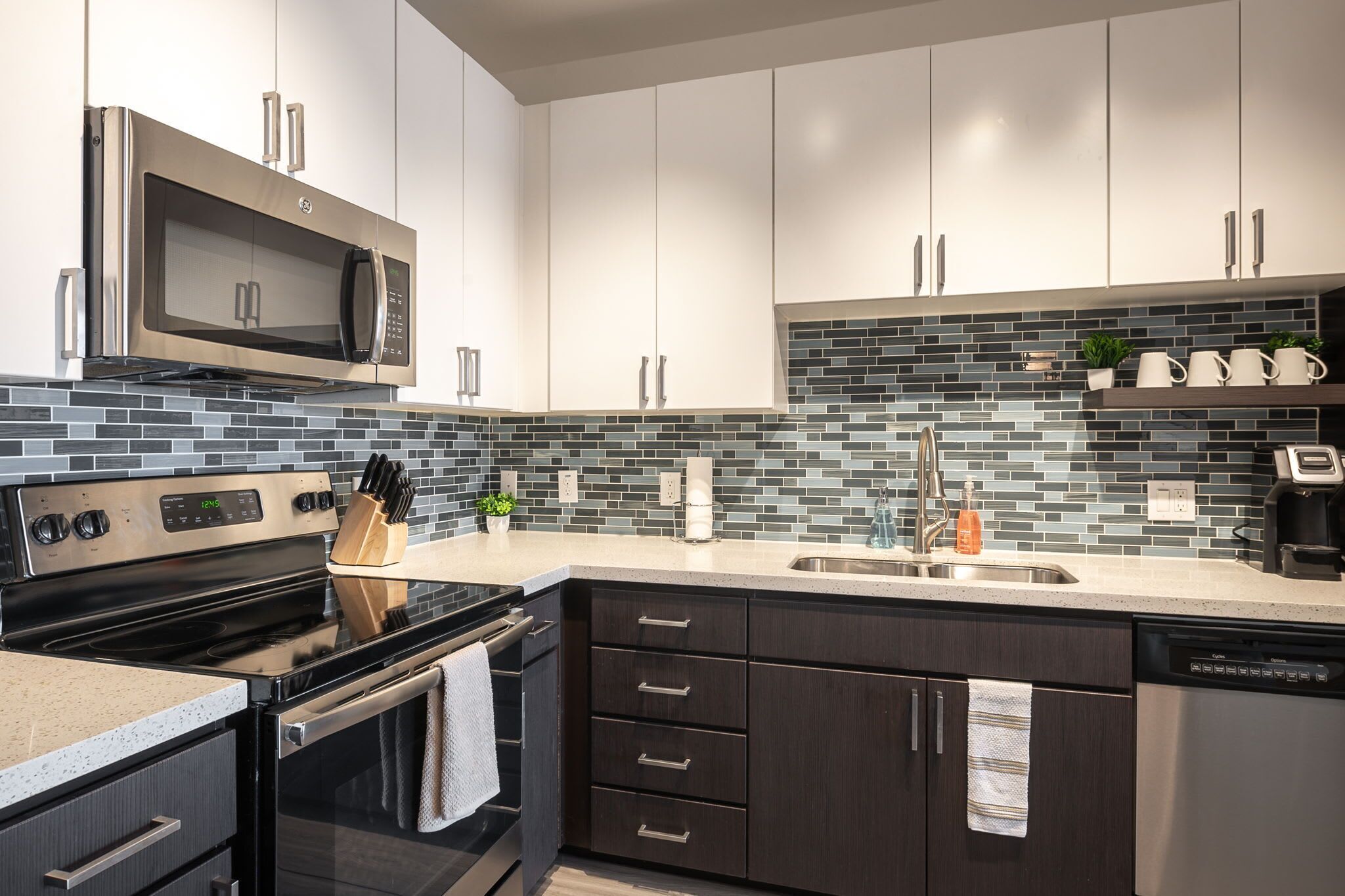 Kühlschrank, Mikrowelle, Ofen, Herdplatte