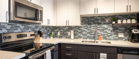 Réfrigérateur, micro-ondes, four, plaque de cuisson