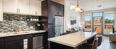 冷蔵庫、電子レンジ、オーブン、コンロ