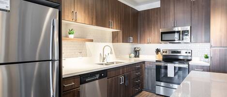 ثلاجة، ميكروويف، فرن، موقد طهي مسطح