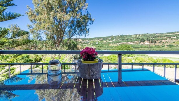 A balcony with a view of a green landscape and a tree. - Crete Getaway 3Bd Apt w Garden and View (Malevizi)