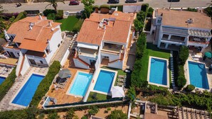 A residential area with multiple houses, each with a swimming pool and a garden. - Villa Ocean Breeze - Steps away from the Beach (San Jaime Mediterráneo)