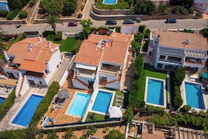 A residential area with multiple houses, each with a swimming pool and a garden. - Villa Ocean Breeze - Steps away from the Beach (San Jaime Mediterráneo)