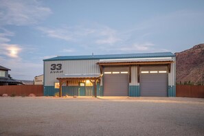 Exterior - Big Blue - Moab's Adventure Basecamp! (Moab)