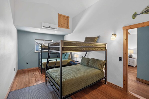 3 bedrooms, desk, iron/ironing board, WiFi - Big Blue - Moab's Adventure Basecamp! (Moab)