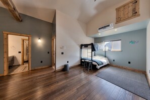 3 bedrooms, desk, iron/ironing board, WiFi