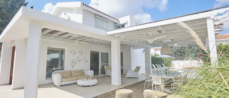 Villa, 5 Bedrooms, Private Pool, Garden View | Outdoor dining