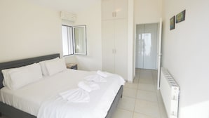 Villa, 5 Bedrooms, Private Pool, Garden View - Protaras Serifos Villa Sv07 (Paralimni)